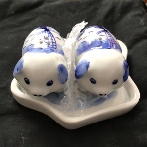 Salt and pepper shaker